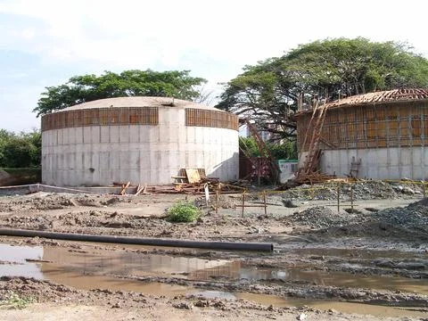 Construction workers are building large concrete water tanks in Venezuela, su 스톡 사진