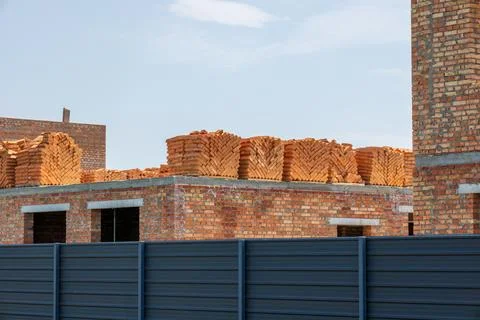 Construction workers are preparing a new residential building with stacked .. Stockfoto's