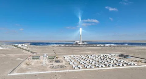 Construction workers are speeding up work at the 300MW/1200MWh grid-side inde Stock Photos