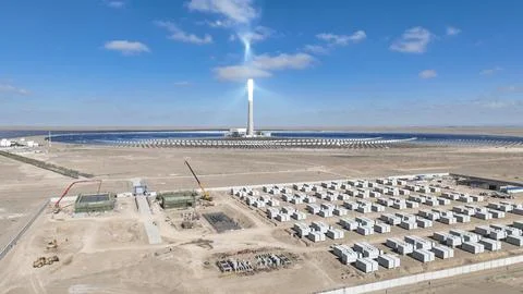 Construction workers are speeding up work at the 300MW/1200MWh grid-side inde Stock Photos