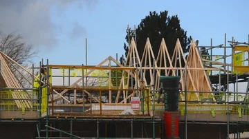 Construction workers assembling roof trusseson new houses selby uk Stock Footage 85926214