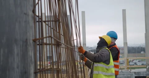 Construction Workers Assembling a Steel Rebar Cage for a Concrete Wall 库存影片 315945042