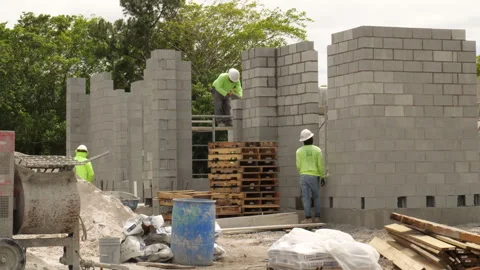 Construction Workers Build Home 库存影片 333797478