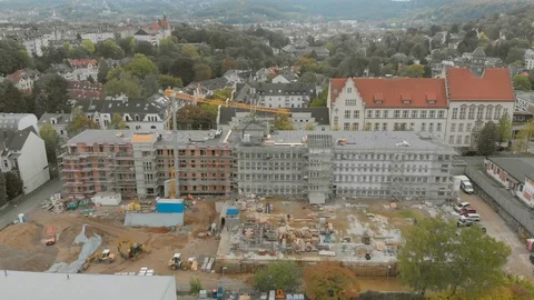 Construction workers build a house shooting from the air Vidéo 121727266
