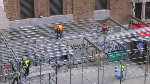 Construction workers build scaffolding on sidewalk in East Village NYC Stock Footage 159371510