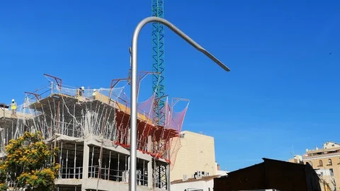 Construction workers building an apartment building. 库存影片 94611070