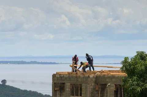 Construction workers building a house in Uganda Fotos de archivo