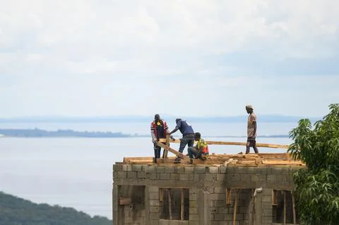 Construction workers building a house in Uganda Fotos de archivo