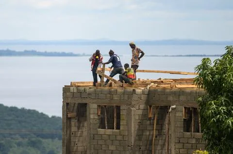 Construction workers building a house in Uganda Fotos de archivo