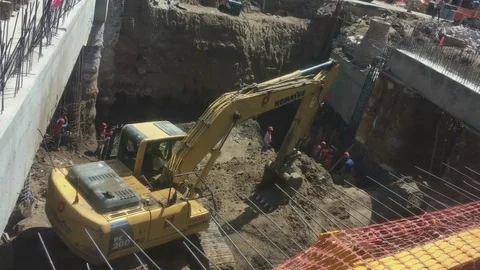 Construction workers building a subway line Stockbeeldmateriaal 72841511