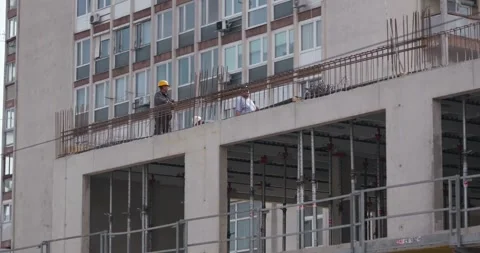 Construction workers on concrete structure 库存影片 332512688