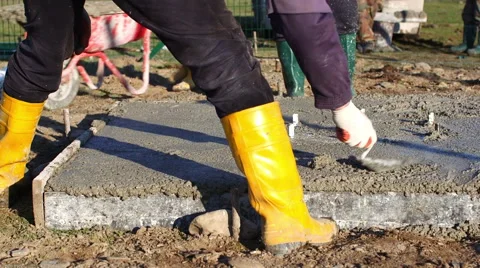 Construction workers concreting slab Видео 62470189