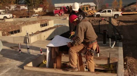 Construction workers consult blueprints 스톡 동영상 21558663