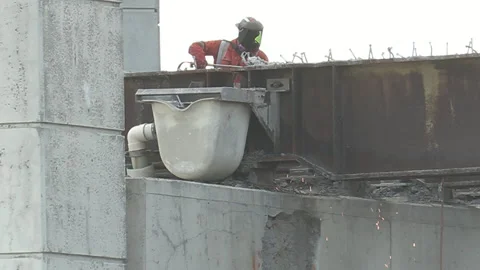 Construction workers demolish part of old elevated highway in Toronto downtown Video stock 161611112