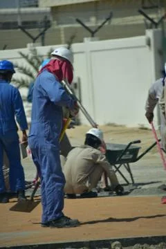 Construction workers digging trench using shovels. Abu Dhabi,UAE.03.10.2020. Foto stock