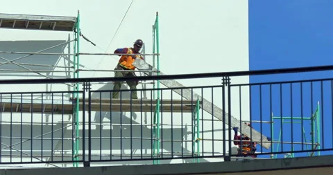 Construction workers disassemble a scaffolding on a Dolby Theater in Los Angeles Video stock 214555913