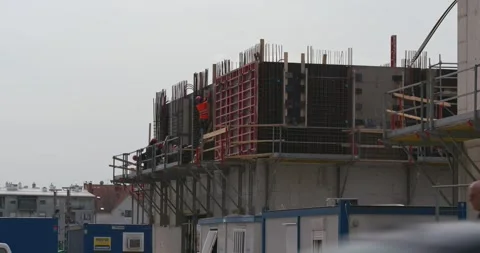 Construction workers installing formwork on structure 库存影片 332512684