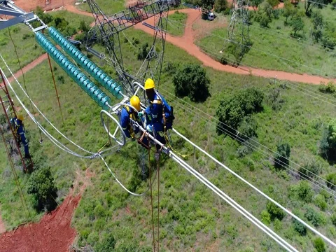 Construction Workers  installing high-tension Power cables 動画素材 73993109