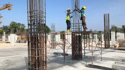 Construction Workers Installing Steel Rebar Columns on Scaffolding Видео 331331562