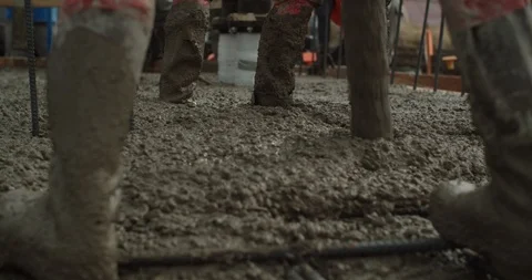 Construction workers laying a concrete foundation Vidéo 117184143
