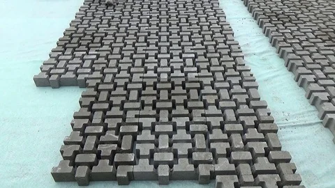 Construction workers laying interlocking paving concrete Vidéo 84740959