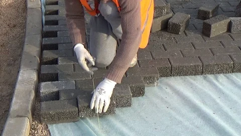 Construction workers laying interlocking paving concrete Vídeo Stock 90619732