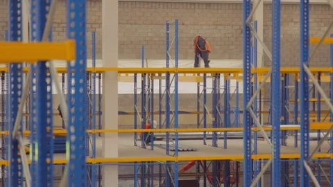 Construction workers lift up Stockbeeldmateriaal 75166488