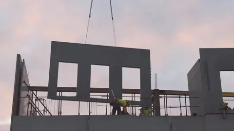 Construction workers lifting a concrete panel at a building site Video stock 302006123