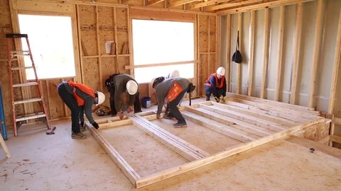 Construction Workers Lifting a Wall Frame Vídeo Stock 81751647