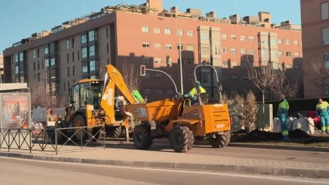 Construction workers loading a dumper truck in Sanchinarro, Madrid Video stock 302205341
