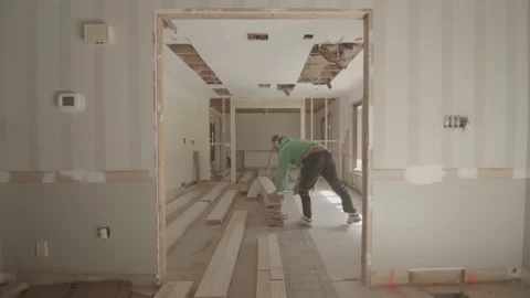 Construction workers Move wood in remodeled house Vídeos de archivo 146194596