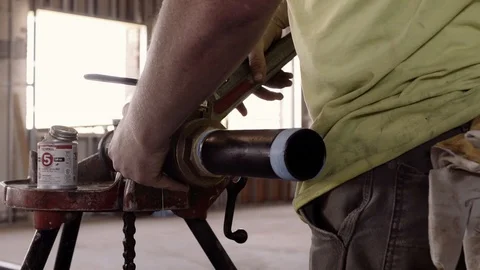 Construction Workers Oil And Work With A Pipe Threader 스톡 동영상 87483061