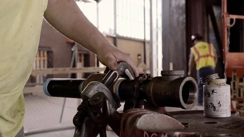 Construction Workers Oil And Work With A Pipe Threader 스톡 동영상 87483141