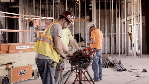 Construction Workers Oil And Work With A Pipe Threader 스톡 동영상 87483163