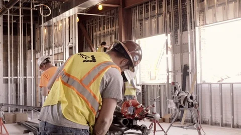 Construction Workers Oil And Work With A Pipe Threader 스톡 동영상 87483201