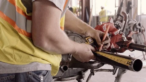 Construction Workers Oil And Work With A Pipe Threader 스톡 동영상 87483205