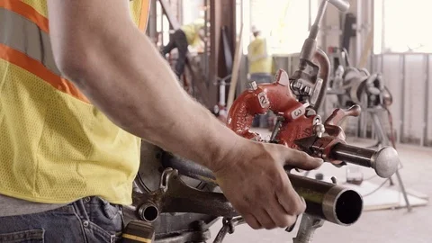 Construction Workers Oil And Work With A Pipe Threader 스톡 동영상 87483268