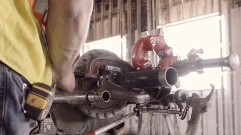Construction Workers Oil And Work With A Pipe Threader 스톡 동영상 87483270