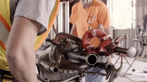 Construction Workers Oil And Work With A Pipe Threader 스톡 동영상 87483274