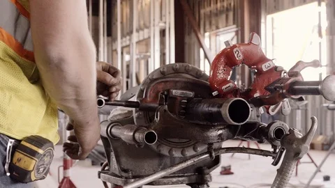 Construction Workers Oil And Work With A Pipe Threader 스톡 동영상 87483288