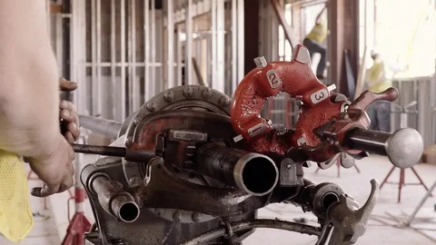Construction Workers Oil And Work With A Pipe Threader 스톡 동영상 87483315