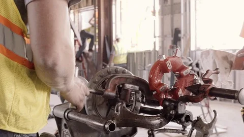 Construction Workers Oil And Work With A Pipe Threader 스톡 동영상 87483317
