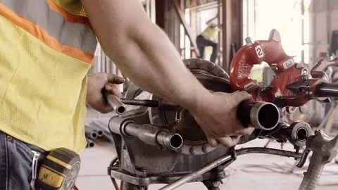 Construction Workers Oil And Work With A Pipe Threader 스톡 동영상 87483330