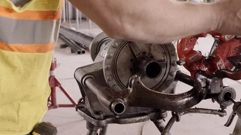 Construction Workers Oil And Work With A Pipe Threader 스톡 동영상 87483345