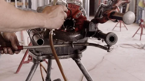 Construction Workers Oil And Work With A Pipe Threader 스톡 동영상 87483349