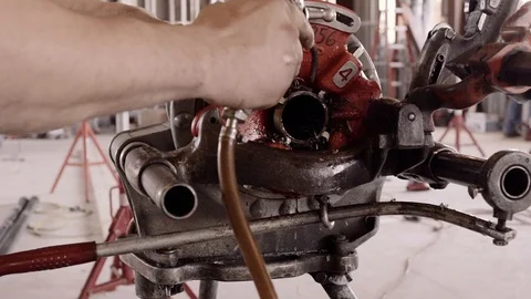 Construction Workers Oil And Work With A Pipe Threader 스톡 동영상 87483365