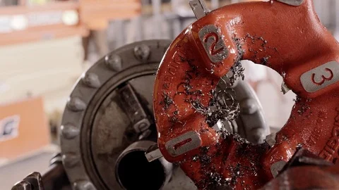 Construction Workers Oil And Work With A Pipe Threader 스톡 동영상 87483419