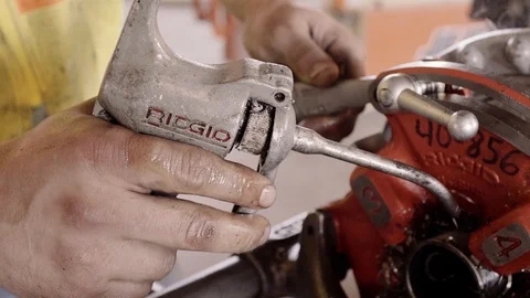 Construction Workers Oil And Work With A Pipe Threader 스톡 동영상 87483425