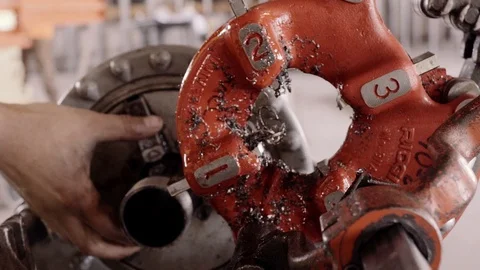 Construction Workers Oil And Work With A Pipe Threader 스톡 동영상 87483448