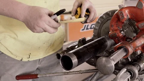 Construction Workers Oil And Work With A Pipe Threader 스톡 동영상 87483464